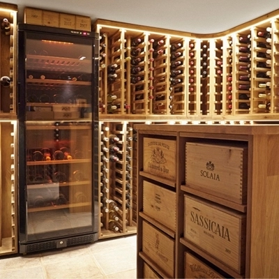Bodega privada en madera con integración de vinoteca refrigerada