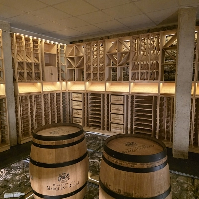 Bodega PROFESIONAL en madera con integración de vinoteca refrigerada Bodega PROFESIONAL en madera con integración de vinoteca refrigerada